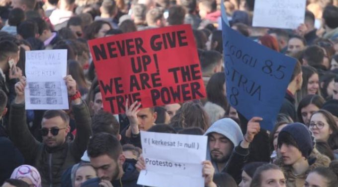 Studentet protestojne sot: Paralajmerojne bllokimin e rrugeve kryesore te Tiranes
